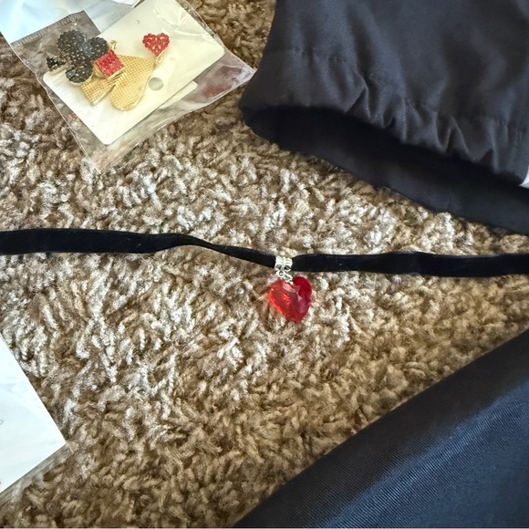 Queen of Hearts Costume - Picture 11 of 16